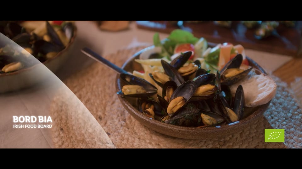 Cooked mussels in bowl in table